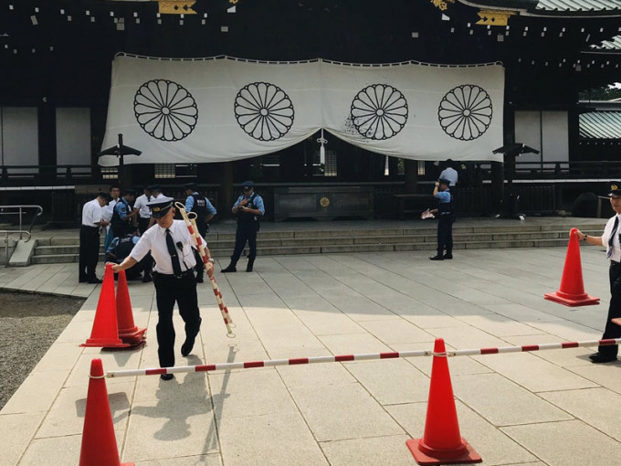 一名男子周一在日本東京靖國神社潑墨，當場被捕。（網圖）