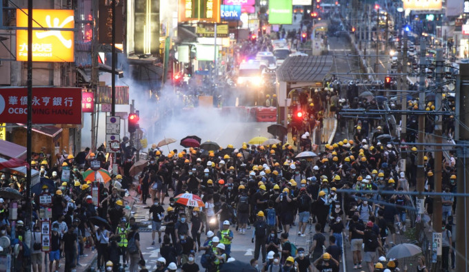 元朗大马路示威者撤退。