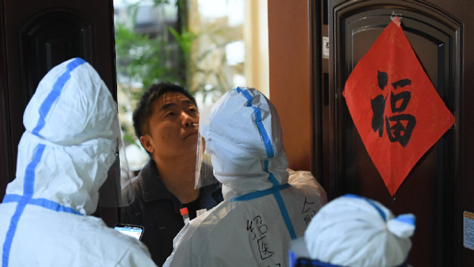 在浙江上虞，医护人员对居民进行例行核酸采样。（新华社）
