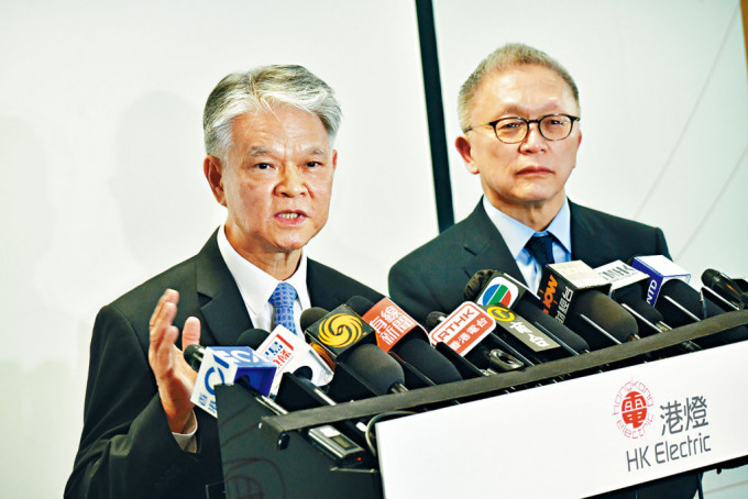 港灯营运董事郑祖瀛（左）见记者，交代停电调查结果。