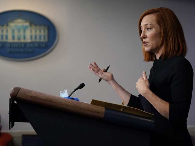 白宫发言人普萨基宣布，在每日的新闻发布会上引入手语传译服务。AP图片