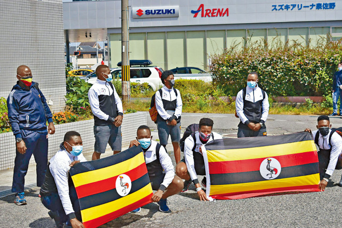 ■烏干達東奧代表團周日在入住的大阪酒店外，讓傳媒拍攝。