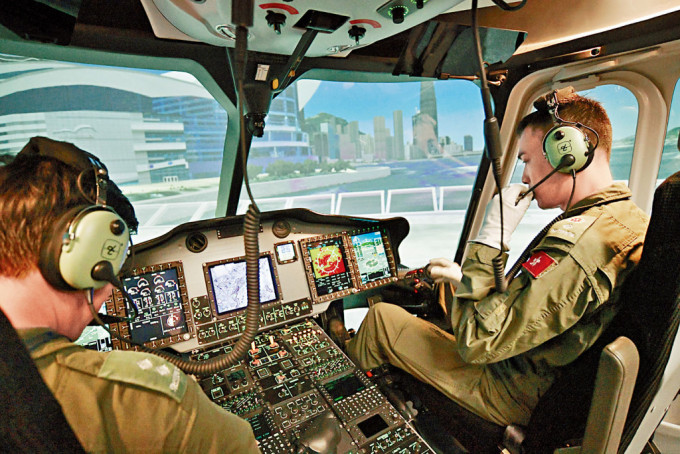 模擬器內使用真實H175直升機的駕駛艙零件，包括顯示屏、飛行控制系統、操控桿及座位。