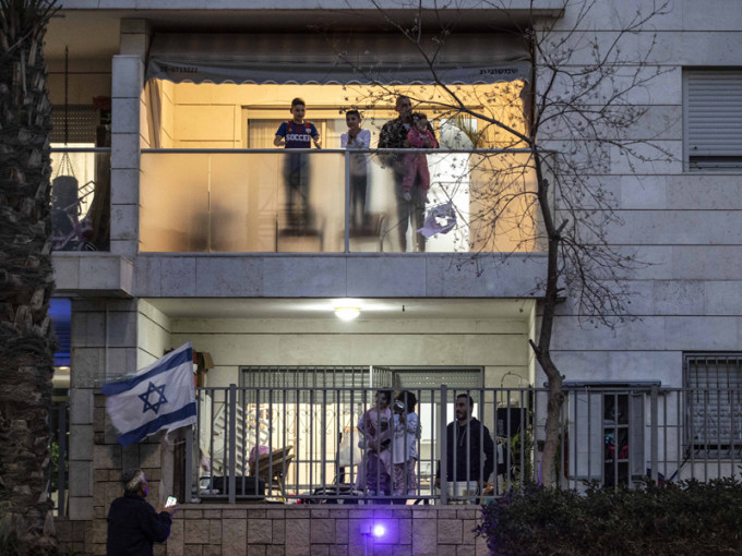 被迫留在家中的以色列民众仿效欧洲人在露台拍手欢呼，向医护人员致敬。AP