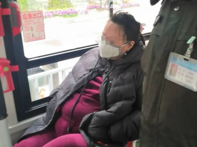 河南女搭巴士除口罩嚇跑其他乘客。(網圖)