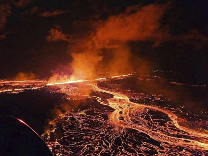 冰島首都附近火山再爆發，噴出大量熔岩。美聯社