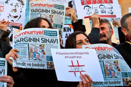 《共和报》长期以来被埃尔多安视为眼中钉，是土耳其少数仍对政府维持批评的声音。AP