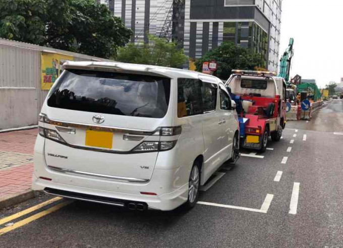 行動中警方拖走10輛違例停泊的車輛。圖:警方提供