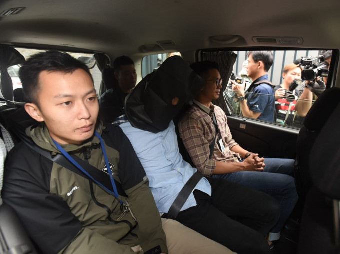 警方及海关在香港国际机场进行反毒品行动，拘捕两名从柬埔寨返港的本地男子。
