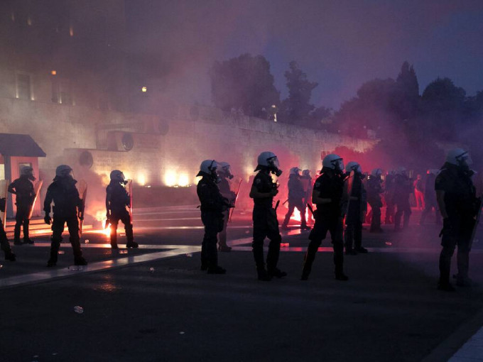 警察施放催泪弹驱散。AP图片
