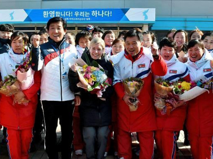 北韩女子冰球队成员25日抵达南韩，28日首次与南韩代表队举行联合训练，却爆出因冰球术语不同，出现沟通问题。(网图)