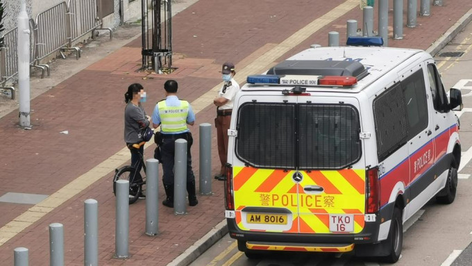 警方在將軍澳打擊單車違例。警方提供