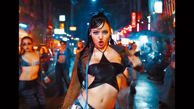 Lisa在新歌MV以壞女孩的形象示人，並大晒舞技。