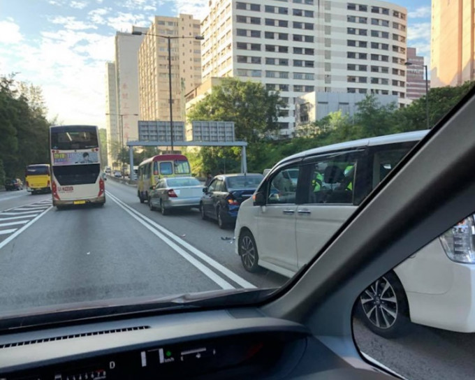 荃灣路一度有四車連環相撞意外。網民Hung Lai Hang/fb群組小心駕駛,安全車速,溫馨提示圖片