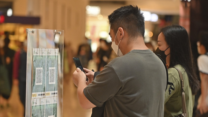 记者走访各区商场和超市视察，发现市民扫描安心出行二维码的比率甚低。