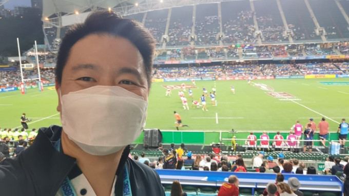 民建联周浩鼎入场观看七人榄球赛，指这向世界说明香港已经重新出发。受访者提供