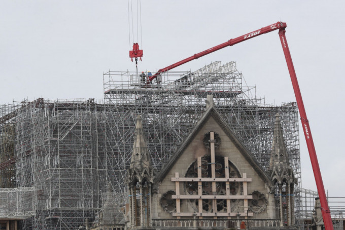 巴黎圣母院去年经历大火，将按哥德式风格原貌重建。 AP资料图片
