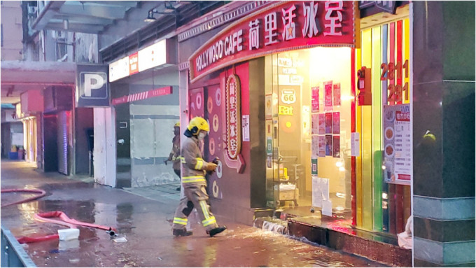 消防到場開喉將火救熄，店外梯級事後出現小瀑布。