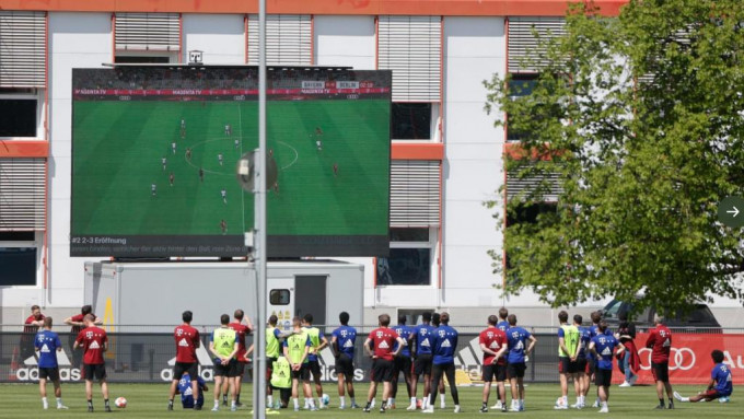 拜仁慕尼黑训练场的电视墙周四开始使用。网上图片