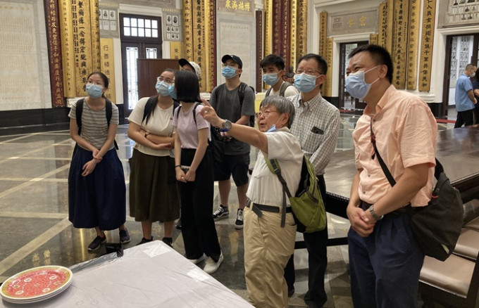 「國史教育中心（香港）」校監丁新豹(前右二），過往曾多次帶學生出外考察。