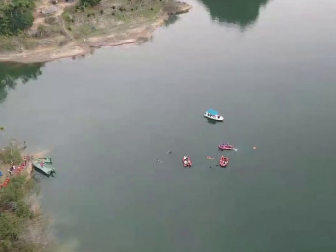 海南水库有船只翻侧， 致17人落水5人遇难。