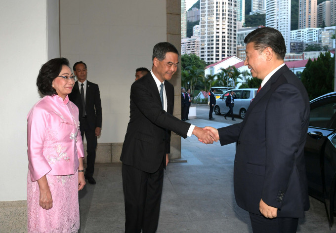 梁振英与夫人唐青仪迎接习近平。