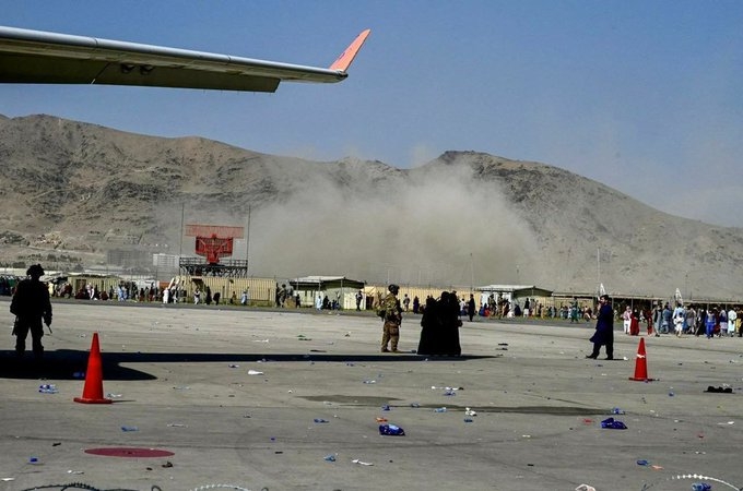 喀布尔机场外发生2次爆炸。网上图片