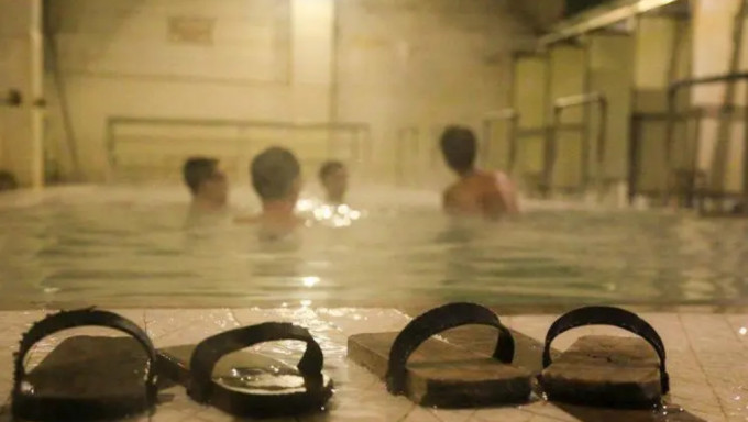 涉澡堂拍少年裸照，日警要求新加坡前外交官问讯。 示意图