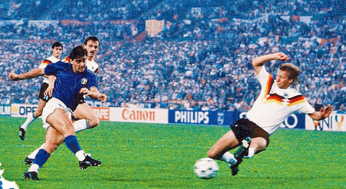 文仙尼（左）八八欧国杯揭幕战攻入西德一球成其该届唯一亮点。