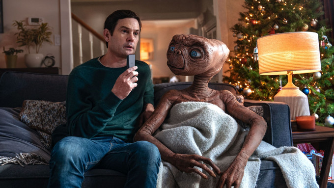 E.T.和Elliott相隔37年再聚。