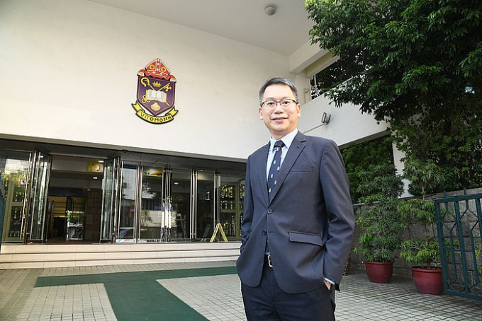 圣公会邓肇坚中学新任校长袁经恒认为，学校是让人学习相处的地方。