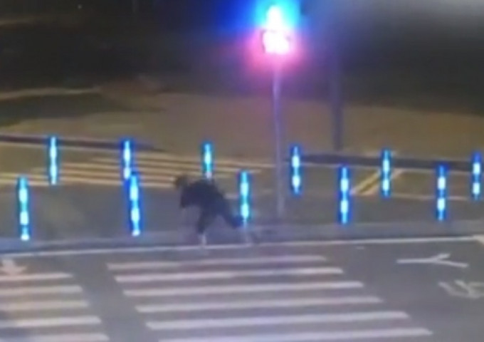 重慶男子破壞交通燈。網上圖片
