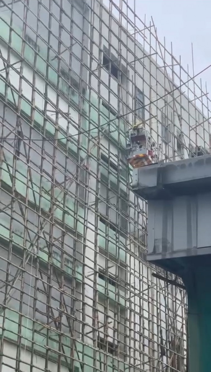 一名男子从5楼爬出棚架获救。