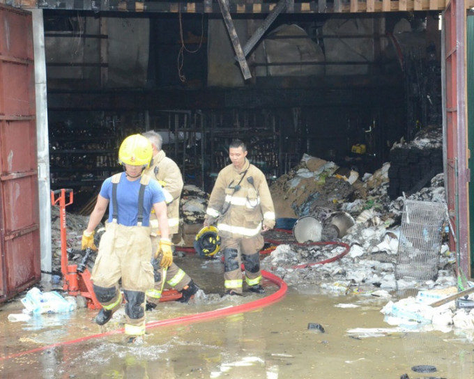 八鄉木廠焚毀波及毗鄰倉庫。