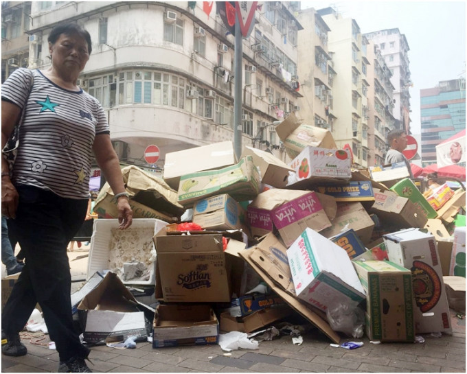 深水埗街市堆满纸皮箱垃圾山。