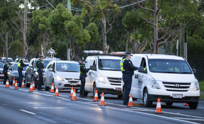 澳洲維多利亞省疫情爆發，警方設路障作檢測，防止疫情擴散，與新南威爾士邊境亦將關閉。AP圖