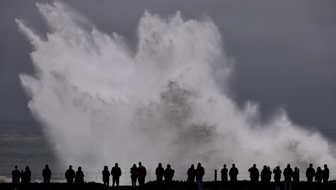 美国加州近日受太平洋风暴影响，海岸掀起10米高巨浪。 美联社