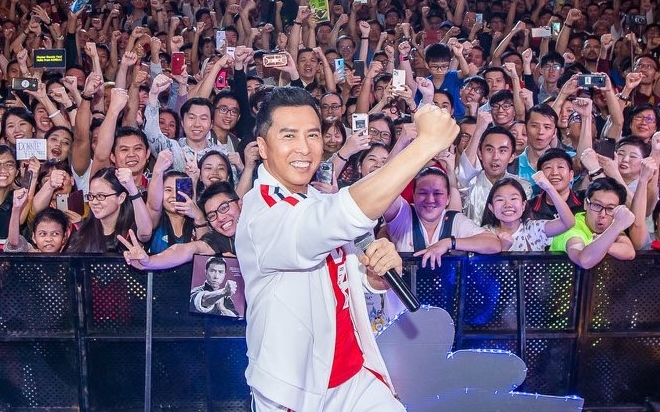 甄子丹在新加坡與逾千粉絲齊齊合照。