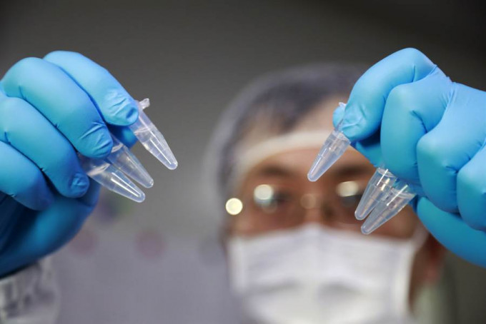 科研人员展示新型冠状病毒疫苗研发实验。
