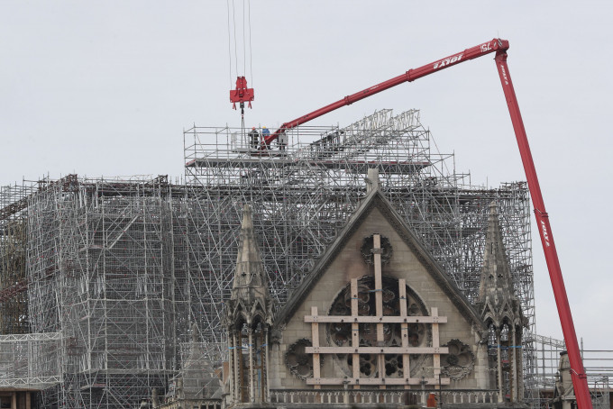 巴黎聖母院棚架拆除工程正式展開。 AP