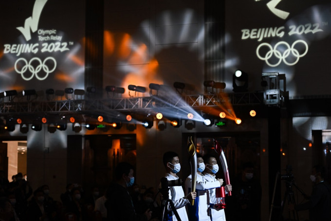 日媒指日本政府考慮不派官員出席北京冬奧。新華社