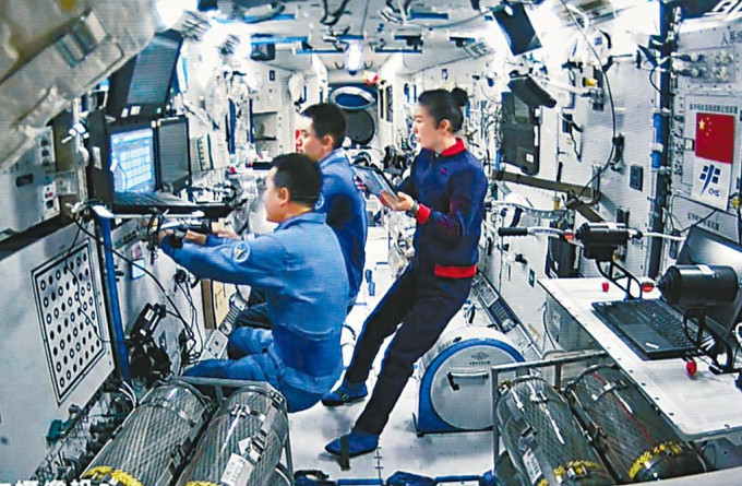 神舟十三號的太空人，在太空站內手動控制天舟二號交會對接。　