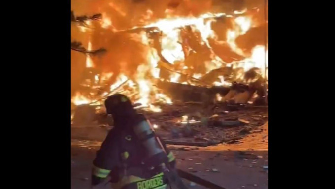 佛州一个流动房屋社区被小型飞机砸中，引发大火。X图片