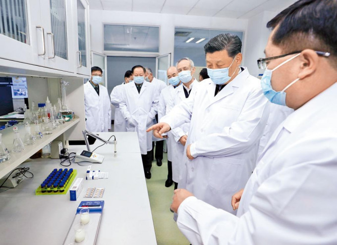 二○二○年三月，國家主席習近平在北京考察新冠疫苗研製工作。
