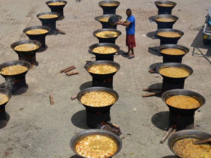 當地居民舉行的宴會，會用大鍋準備咖哩料理（sambar）。網圖