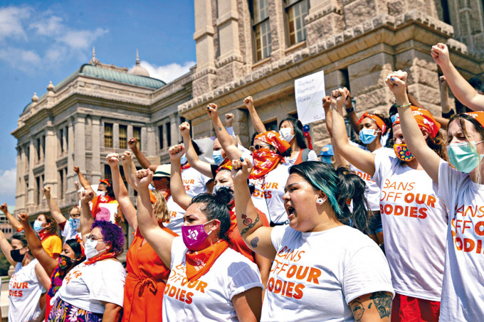 一批婦女周三在德州首府奧斯汀州議會外，抗議禁止墮胎。