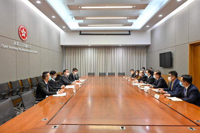 政务司司长陈国基（左三）今日（二月二十一日）与天津市副市长朱鹏（右四）会面，就进一步加强香港与天津合作交换意见。(政府新闻处提供)
