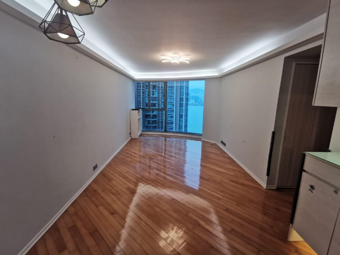 客廳設落地弧形大窗,可引景入室,外望部分海景。