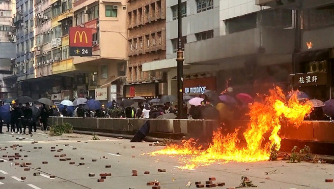 油尖旺区大批示威者堵路纵火。资料图片