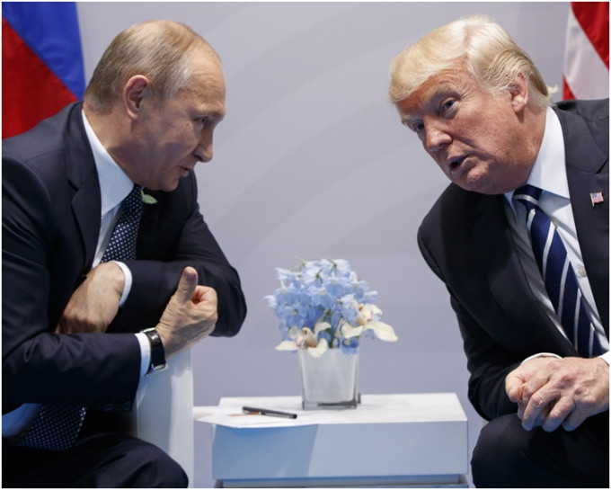 特朗普（右）趁出席G20峯会，与普京面对面会谈。AP